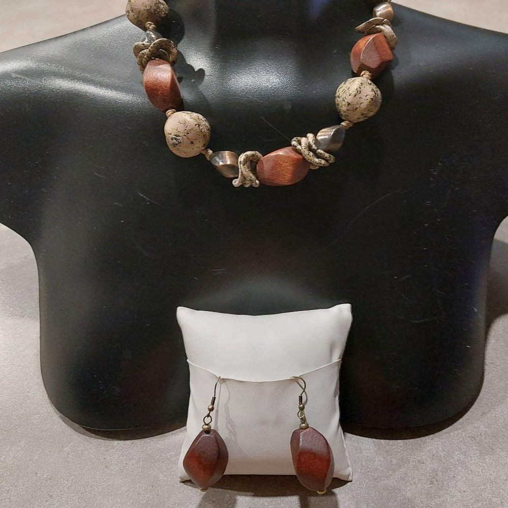 FASHION JEWELRY Women's Multi Wood Beads Necklace w/Earrings - NWOT